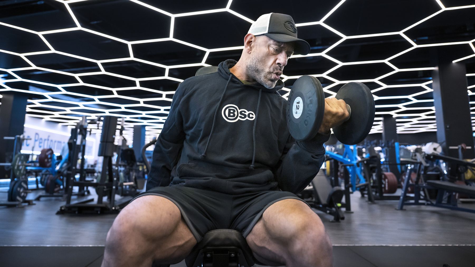 Ashkan Aghili mitt i ett träningspass, naturligt ljus